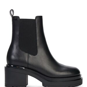 NWOB DKNY Patria pull on Chelsea boots
